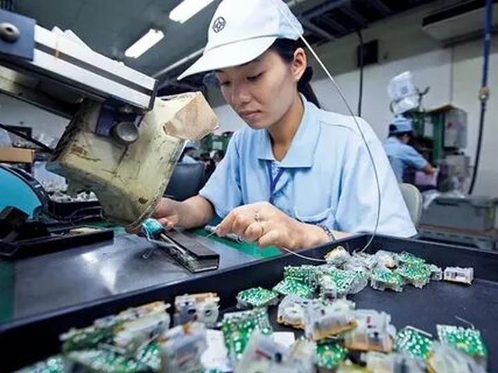 Hotspot Matrix và 4 kiểu áo sơ mi dìm dáng, xỉn da, điểm thanh lịch lao dốc thảm hại